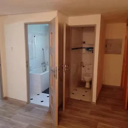 U J & J Homestay szállás
